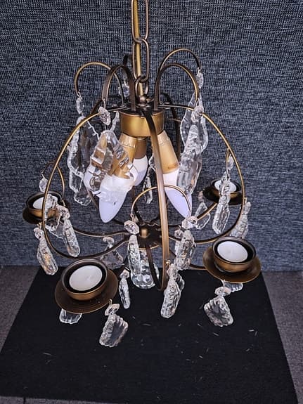 LJUSKRONA rokokostil burformad stomme behängd med olikformade prismor 1900 talet