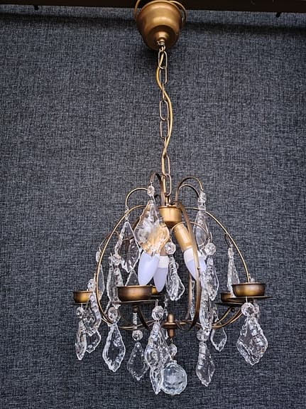 LJUSKRONA rokokostil burformad stomme behängd med olikformade prismor 1900 talet