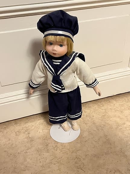 Porslins Docka i sjömansdräkt med keps och klänning