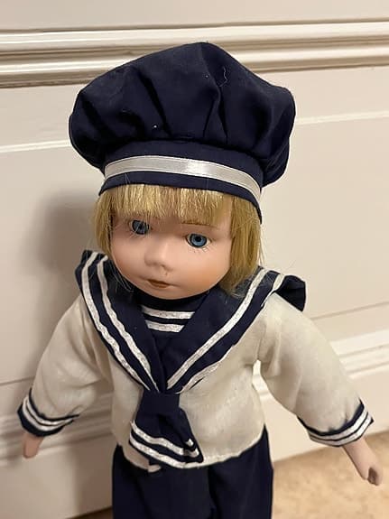 Porslins Docka i sjömansdräkt med keps och klänning