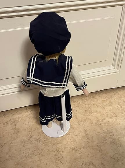 Porslins Docka i sjömansdräkt med keps och klänning