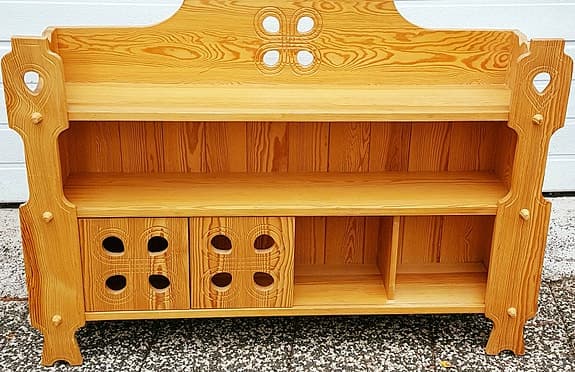 Retro hylla med hyllor i massiv furu i jugendstil.