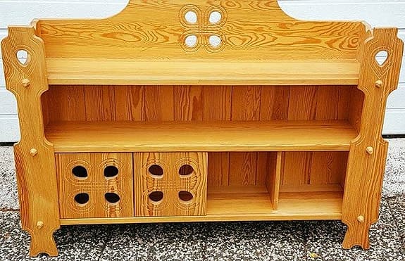 Retro hylla med hyllor i massiv furu i jugendstil.