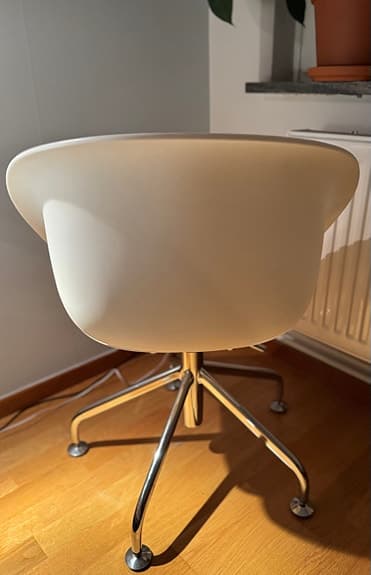 Kontorsstol i vit plast med metallben och snurrfunktion