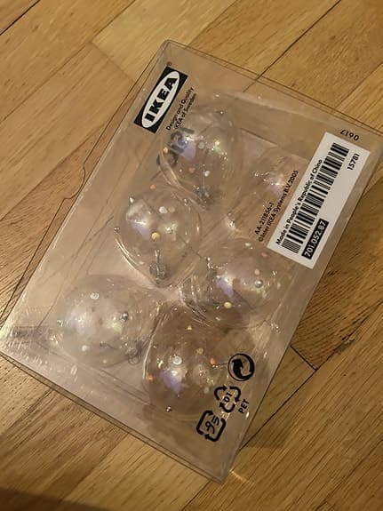 5 julgranskulor med prickar på aldrig använda