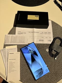 Samsung Galaxy S24 Ultra 256GB Titanium Gray med många skydd fodral.