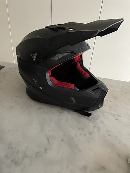 Svart hjälm