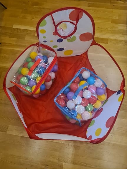 Färgglatt lektält med bollhav