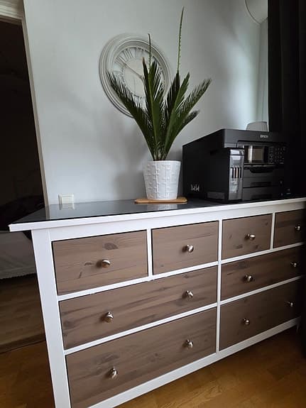 Säljer en renoverad snygg byrå med glasskiva.   Glasskiva 160×48cm
