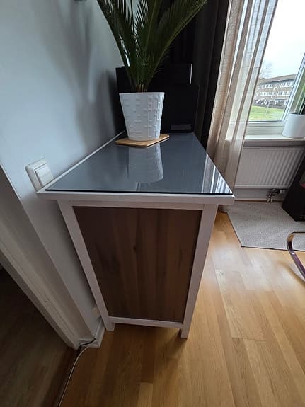 Säljer en renoverad snygg byrå med glasskiva.   Glasskiva 160×48cm