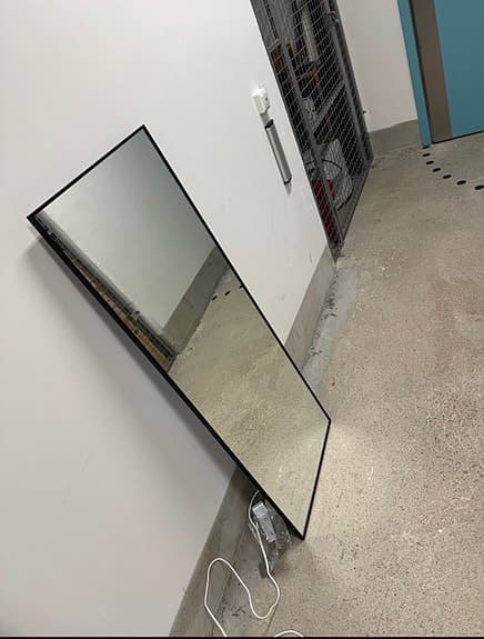 Spegel med svart ram & ambilight