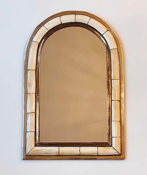 Antik nätt mässingsspegel med beninläggningar