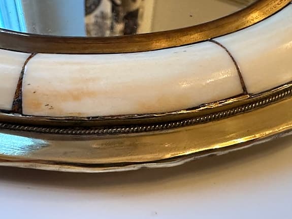 Antik nätt mässingsspegel med beninläggningar