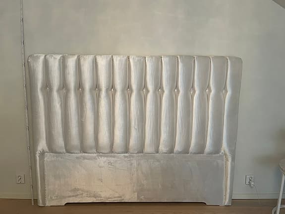 Sänggavel 180 cm. Knappar. Vit sammet.
