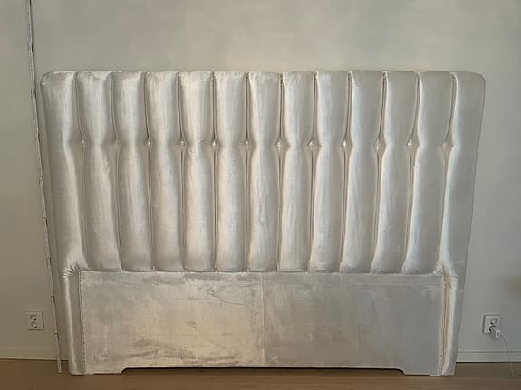 Sänggavel 180 cm. Knappar. Vit sammet.