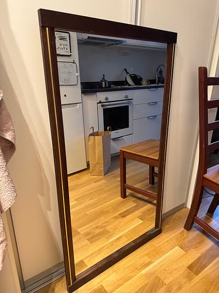 Stilrent spegel med träram – ca 100×60 cm
