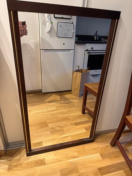 Stilrent spegel med träram – ca 100×60 cm