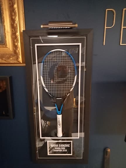 Exklusivt Novak Djokovic signerat tennisrack – Wimbledon Champion 2019