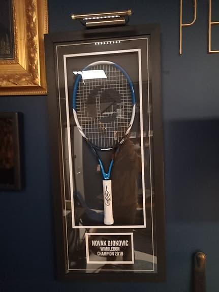 Exklusivt Novak Djokovic signerat tennisrack – Wimbledon Champion 2019