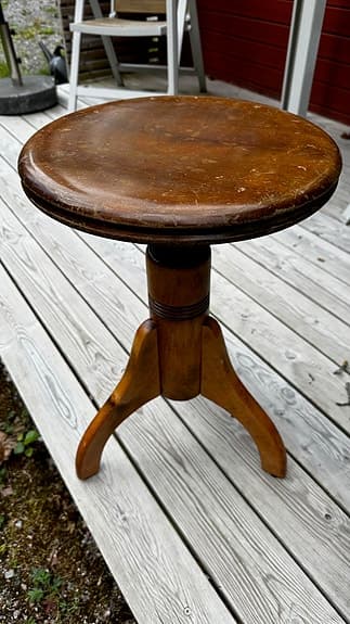 Träpall med skruvjustering