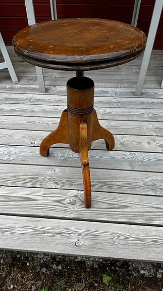 Träpall med skruvjustering