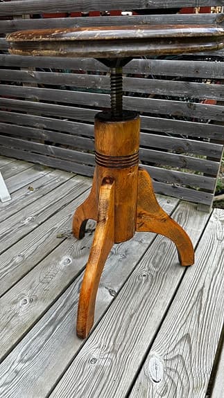 Träpall med skruvjustering