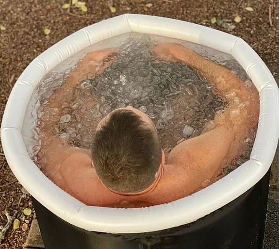 Isbad tunna – svart/vit. Perfekt för återhämtning efter träning.