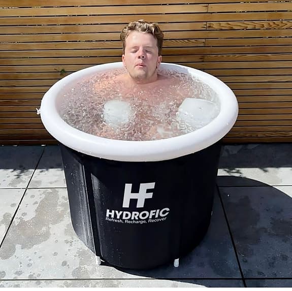 Isbad tunna – svart/vit. Perfekt för återhämtning efter träning.