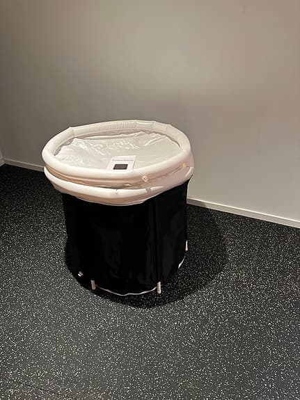 Isbad tunna – svart/vit. Perfekt för återhämtning efter träning.