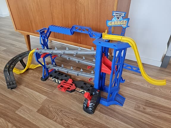 Hot Wheels Monster Garage - Bilbana för monstertrucks