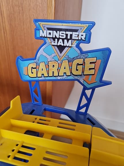 Hot Wheels Monster Garage - Bilbana för monstertrucks