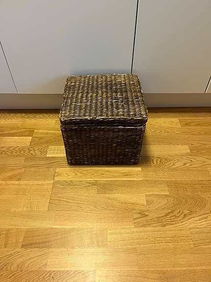 Rustik förvaringslåda i brun rotting