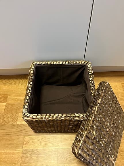 Rustik förvaringslåda i brun rotting