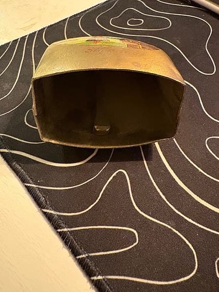 Oidentifierad Klocka i metall med handtag och dekorativ bild