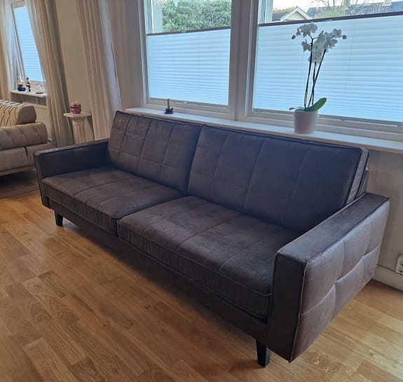 Modern 4-sitssoffa av hög kvalitet och i mycket bra skick