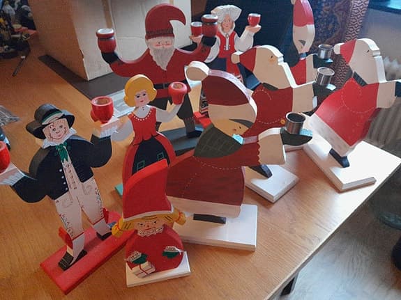 Ljusstakar som träfigurer