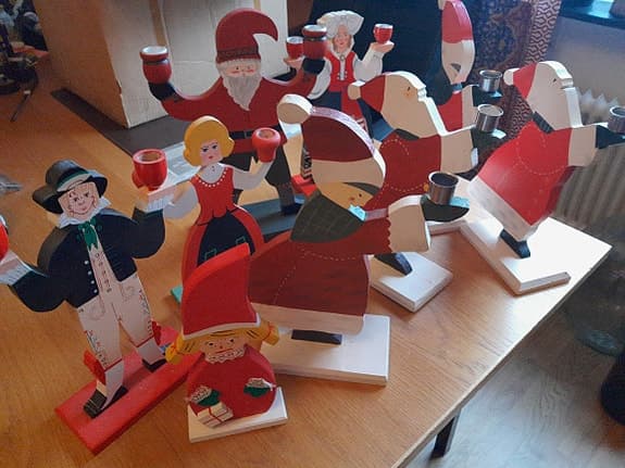 Ljusstakar som träfigurer