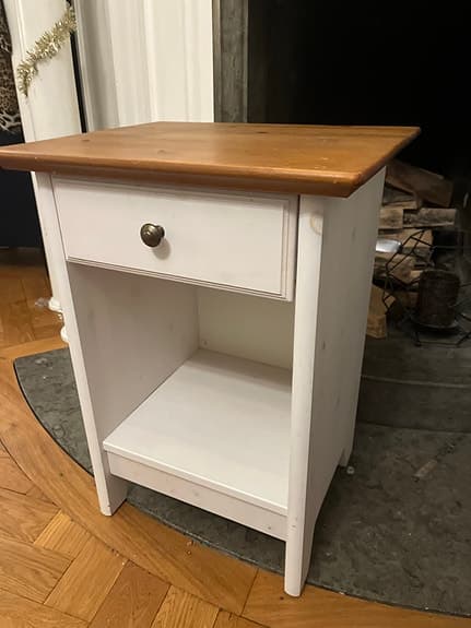 Sängbord i rustik stil