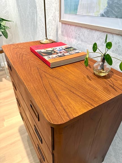 TEAK BYRÅ FYRA LÅDOR NYSLPAD, RETRO VINTAGE FUNKIS. INGÅR HEMLEVERANS