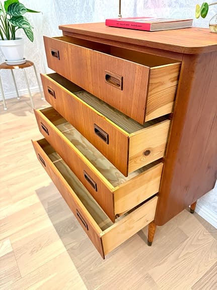 TEAK BYRÅ FYRA LÅDOR NYSLPAD, RETRO VINTAGE FUNKIS. INGÅR HEMLEVERANS