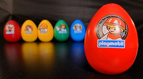 Playmobil påskägg 9501 🐣🔴 – rött ägg med pojke & silverfärgad bil (fint skick)