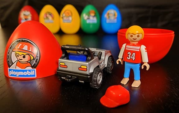 Playmobil påskägg 9501 🐣🔴 – rött ägg med pojke & silverfärgad bil (fint skick)