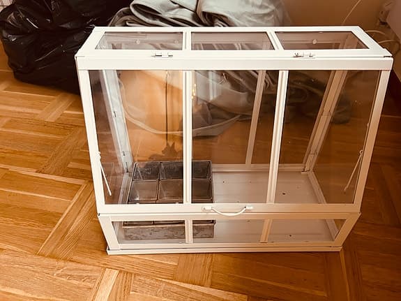 Mini växthus från Ikea. Den kan stå på bord och stora fönsterbrädor
