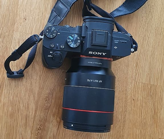 Sony A7 III säljes med objektiv.