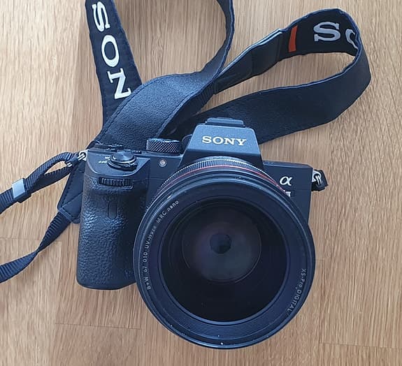 Sony A7 III säljes med objektiv.