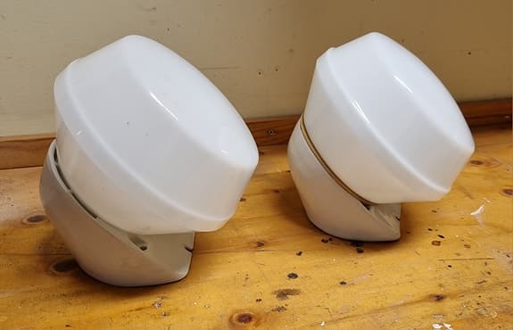 Retro: Vägglampor med glaskupa och porslinsfäste