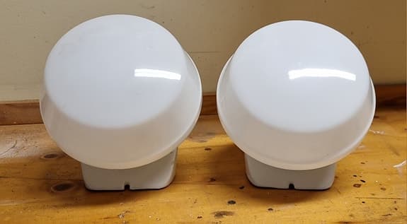 Retro: Vägglampor med glaskupa och porslinsfäste