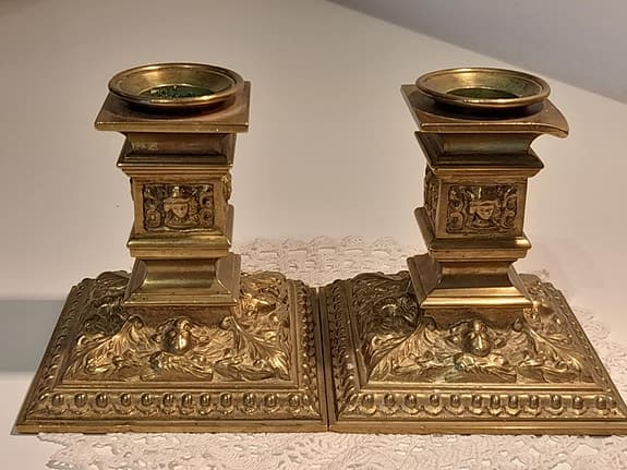 Par vintage mässingsljusstakar