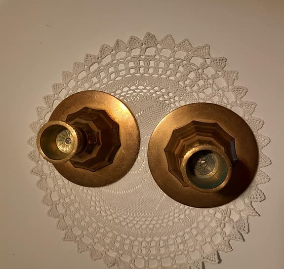 Par vintage mässingsljusstakar