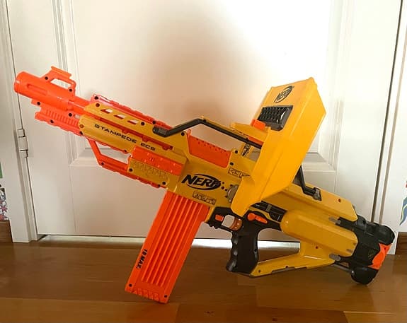 Nerf N-Strike Stampede ECS leksaksvapen med sköld och pilar